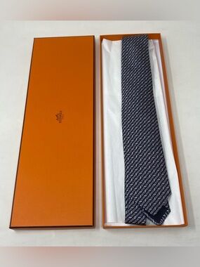 Hermes Chevron d H Men’s Tie 100% Silk NWT Blue